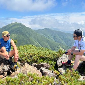 西峰は風がなくていつまでもいられる。
何を話してたか全く覚えてないけど特に意味のある話はしていなかっただろう。