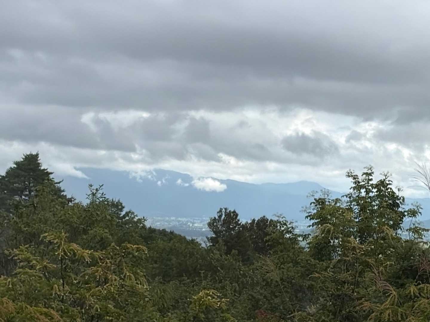 下山時には朝日連峰が見えました👍