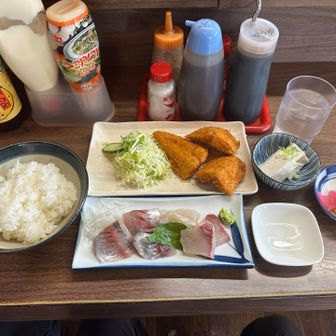 サクフワな食感のアジフライ3個、刺身盛り合わせ、ごはん（おかわり1回無料）、お味噌汁、小鉢2点がセットになった、お店の一番人気「さすけ定食（1900円）」をいただきました。こんな美味しいアジフライを食べたのは初めて。並んだ甲斐がありました🐟🍚😋