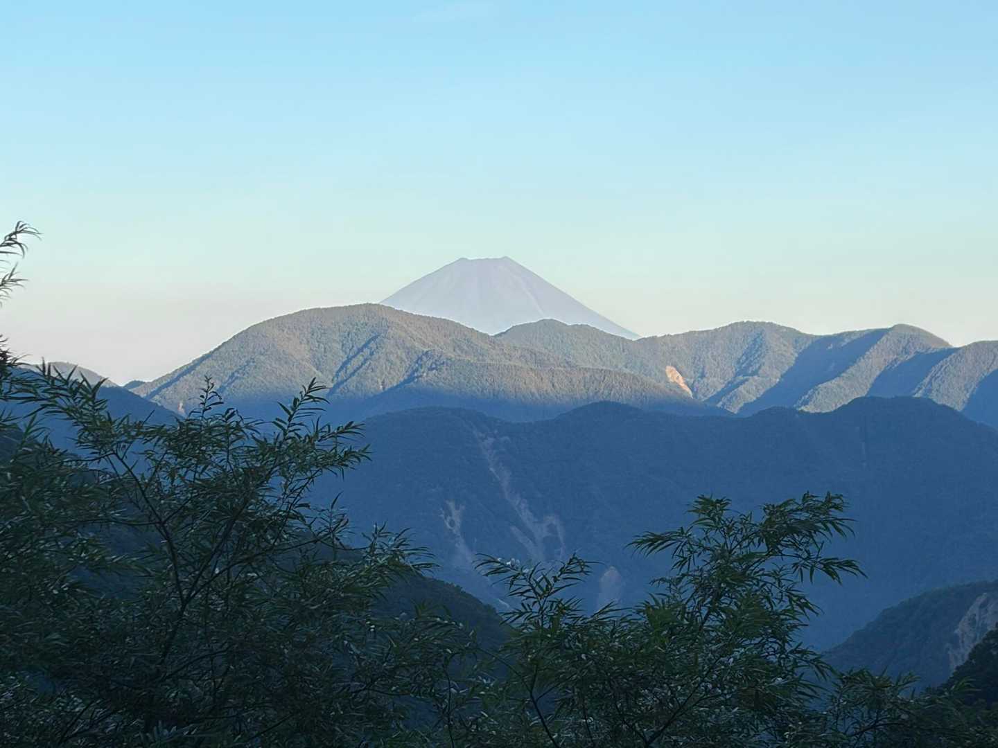 頭だけ〜大きな富士山が真正面🗻

大門沢小屋は歴史のある古い建物だけど，小屋番さんは若いイケメンお兄さん達，外には談話室替わりのテントが設置してあってJAZZが流れてる🎶
トイレも建物は古いままだけど洋式でキレイ，匂いもなく快適※ペーパーは持参
水は豊富にジャバジャバ出てます💧
シャワー室がありますよ👍