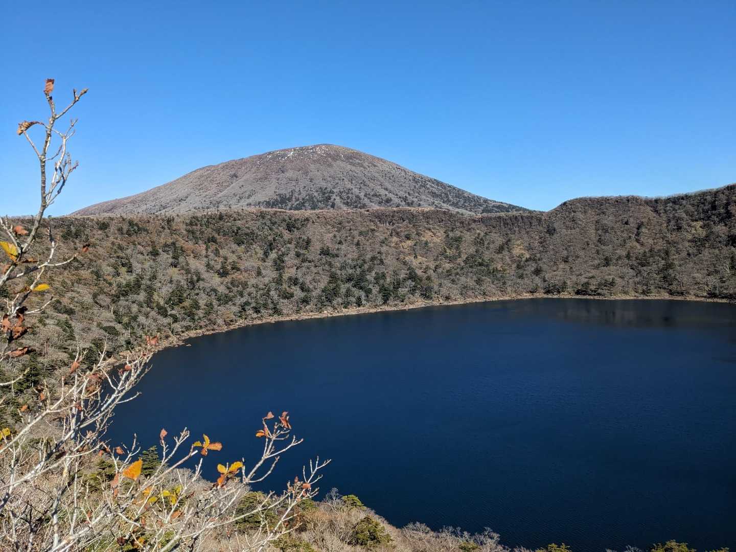 大浪池と韓国岳。雪もだいぶ溶けました