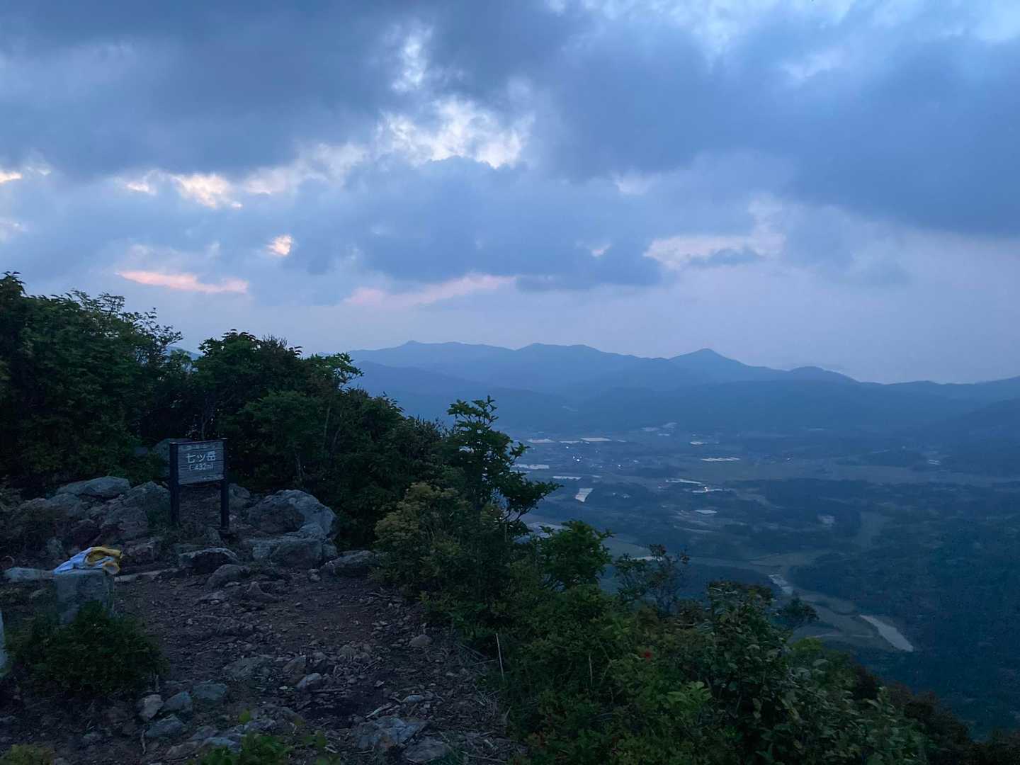 頂上。雲が多く日の出は諦めました！