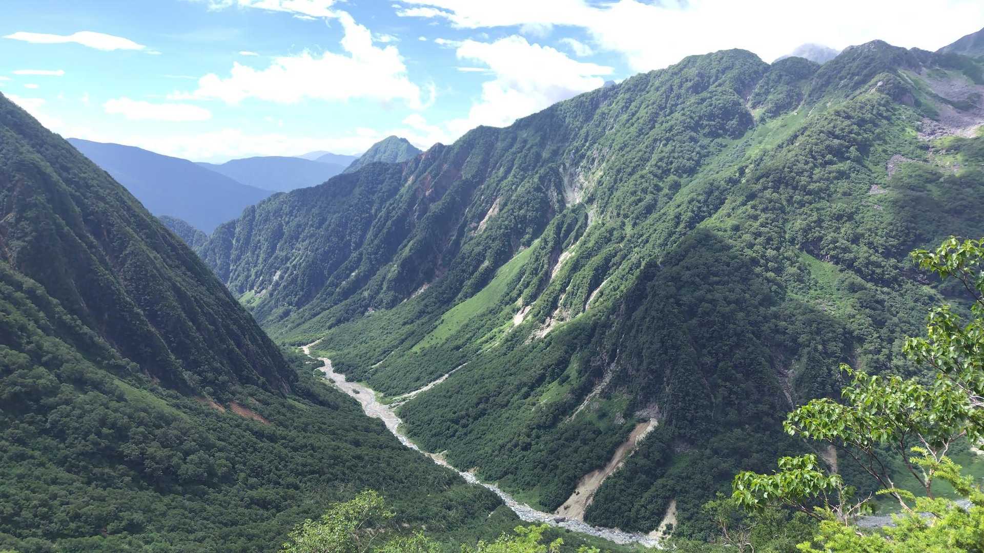 上高地方面、美しい谷だ