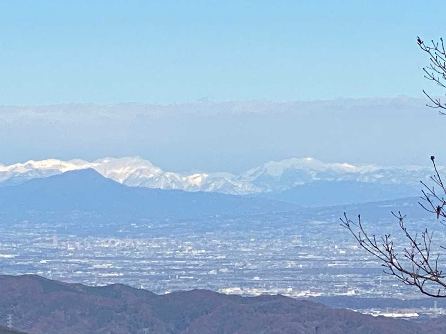 谷川岳と白毛門。左手前は控えめに子持山。