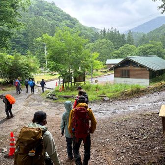 雨でヌルヌルになった登山道を悪戦苦闘しながら下りて（靴のソールがツルツルの私、2回滑ってコケました😅）ゴール‼️