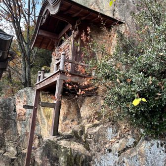 石鎚神社
岩壁に鎮座されております！