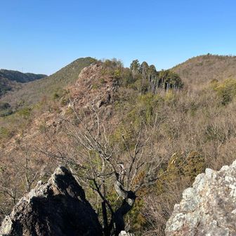 「前どんぐり山」から「槍どんぐり山」を臨む
彼方に見えるは、さっき登った「槍どんぐり」
「ヤッホー」って言ったら「ヤッホー」って返して下さる✨いっぱい手を振りました