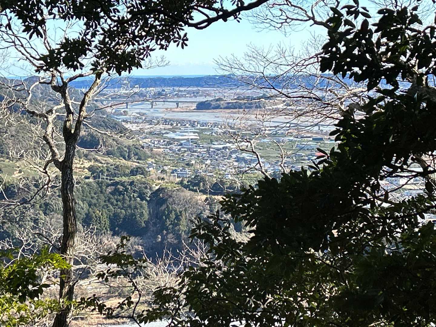木の隙間から大井川流域が垣間見る

新東名の橋が見えます