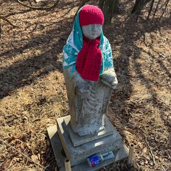 あったかくしてもらってる。可愛いお地蔵様。