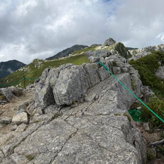 島田娘から宝剣岳、中岳、木曽駒ヶ岳が並んで見えます。島田娘は雪形から付いた名前らしいです。ほかに種蒔きじいさんもあるとか。