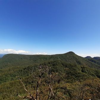 独特な山姿をした荒船山
右側の艦橋が経塚山ですね😊
地図表記は無いけど抜群の展望ポイントです👍