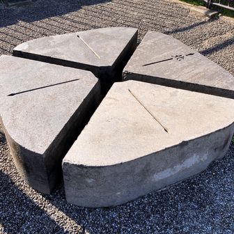 本丸跡（天守台跡）。
今日は西南西から日が差していることが分かるぐらいですかね...