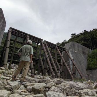 鋼製の砂防ダムはデカイ