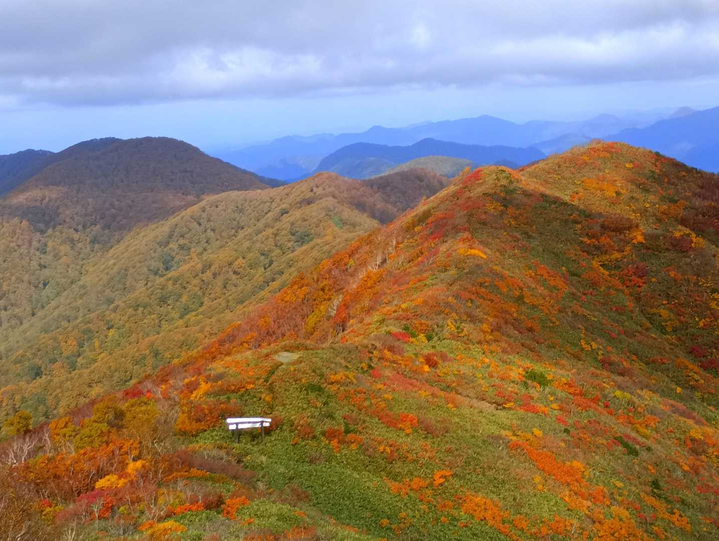 馬場目岳へと至る稜線😍