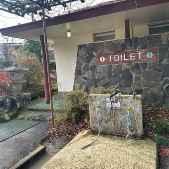 　仙石バス停から少し歩くと、金時登山口バス停があります。そしてそばにはトイレや靴を洗う水道もあります。