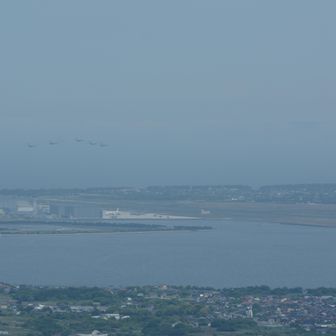 航空祭中の美保基地 大型輸送機C-2が編隊飛行中