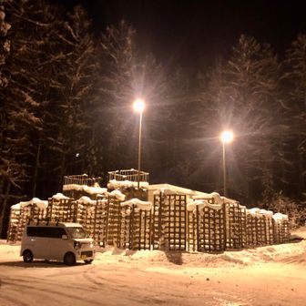 午前4時30分に駐車場🅿️に到着...車が少ない😅冬路も夏路もトレースなし😱ソロラッセル出来るはずもなくしばらく待機していたら地元の方が颯爽と現れ登山準備されて夏路（林道）へ...私はその後にスタートすることにした（笑）