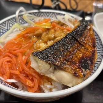 塩サバ納豆卵定食にサラダを付けて。
792円。
大盛りおかわり無料だから、サービス良くなってる。