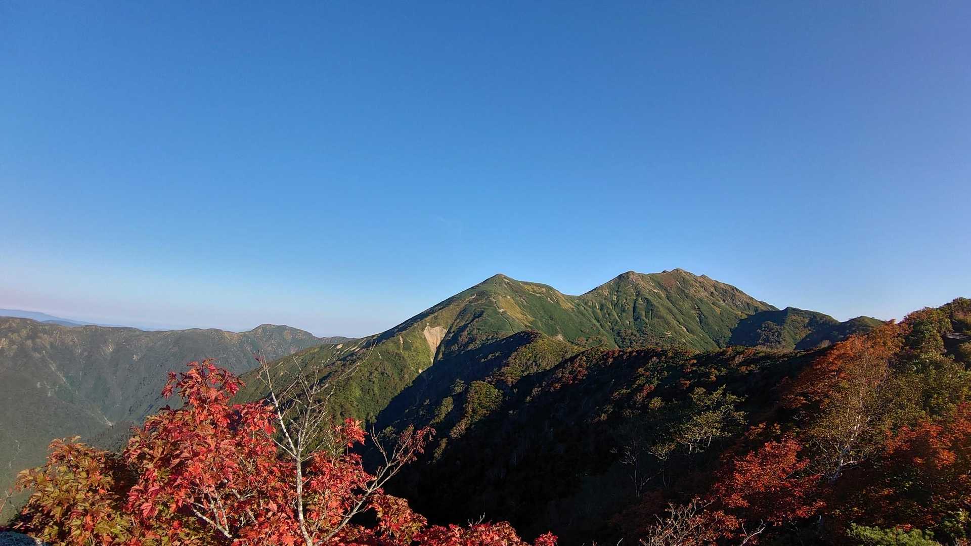 まず右の白毛門。次が笠ヶ岳…少し右が朝日岳…んで左奥の七ッ小屋山…おれ。大丈夫か？（笑）