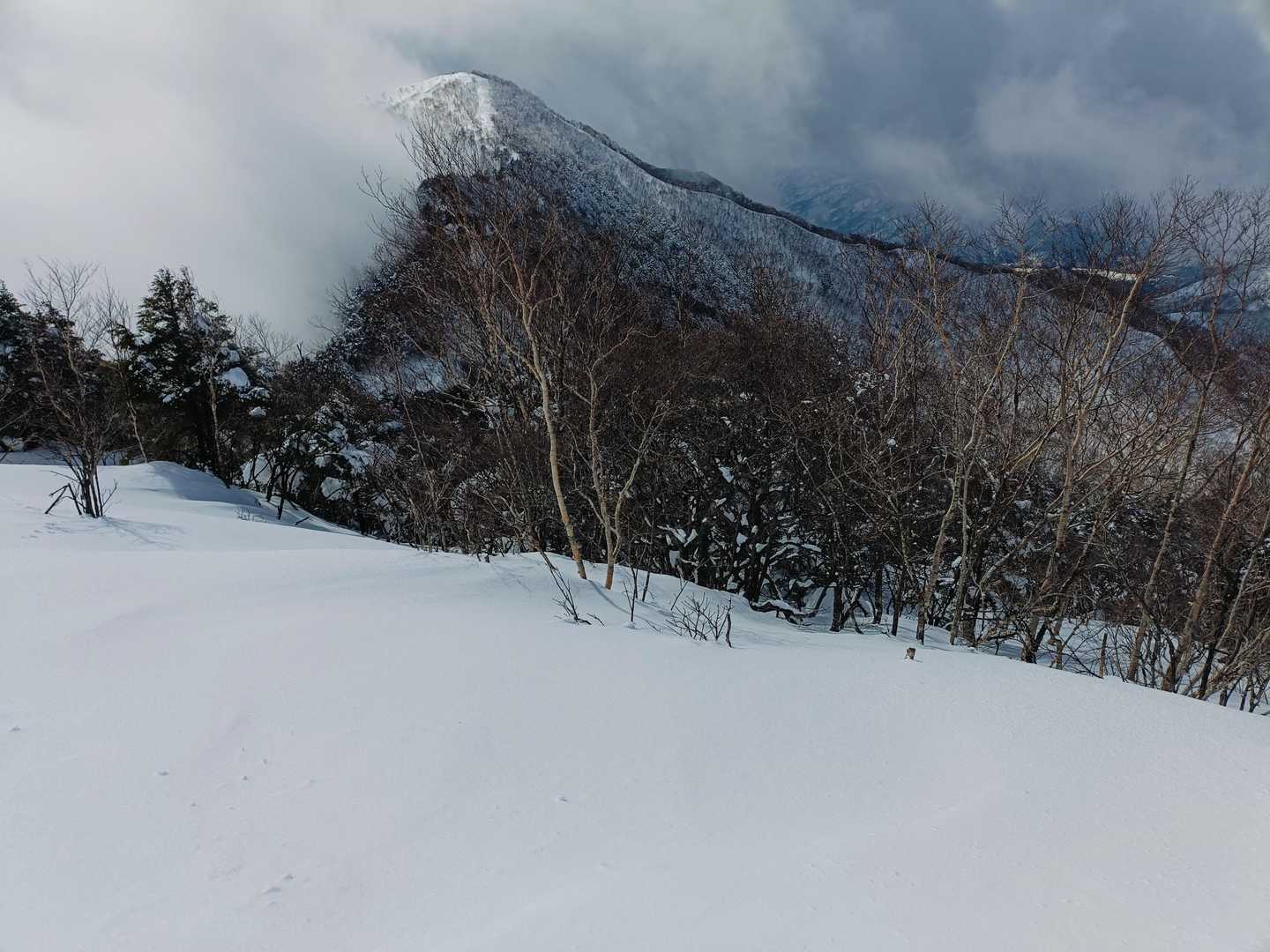 飯縄山
旗雲に
