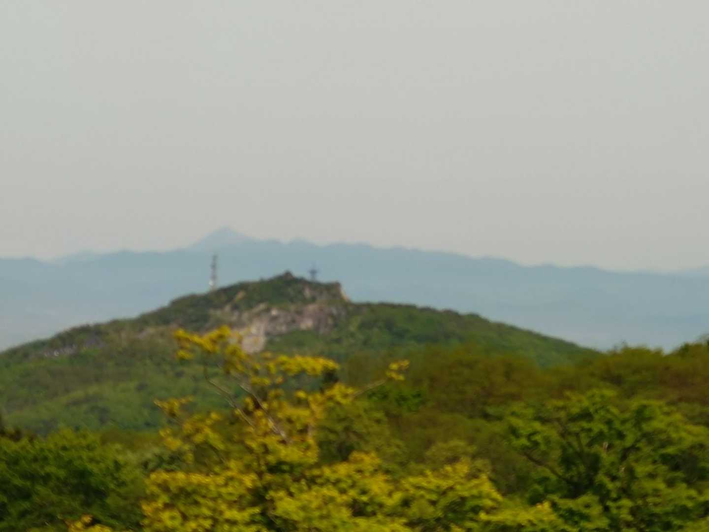 遠くに磐梯山
後輩が、今日、登ると言ってたなあ。