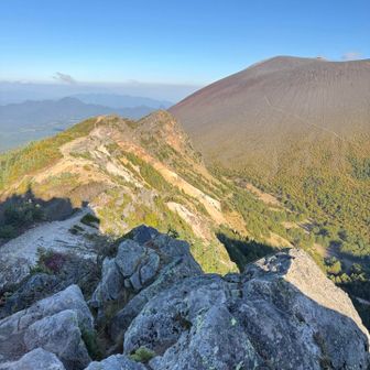 振り返って、鋸山方面の稜線