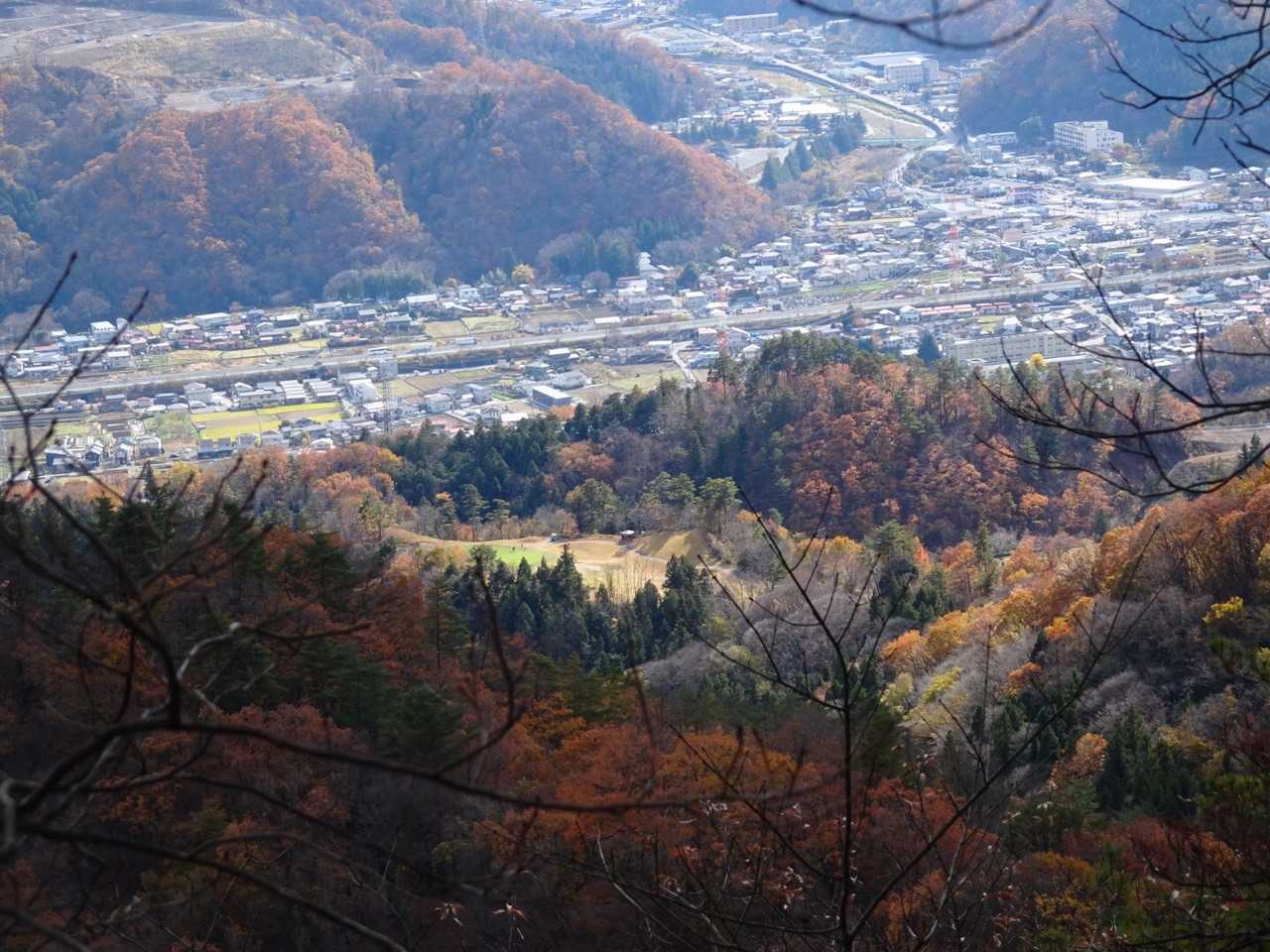 紅葉の山と街を臨む。箱庭みたいにきれい！