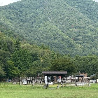 右から登り左へ下山