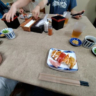 遅い昼食になってしまいましたが
寿司と