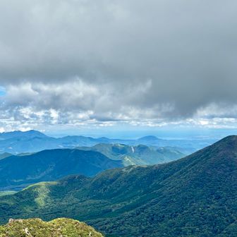 山頂から由布岳（左）と別府湾（のはず）を望む