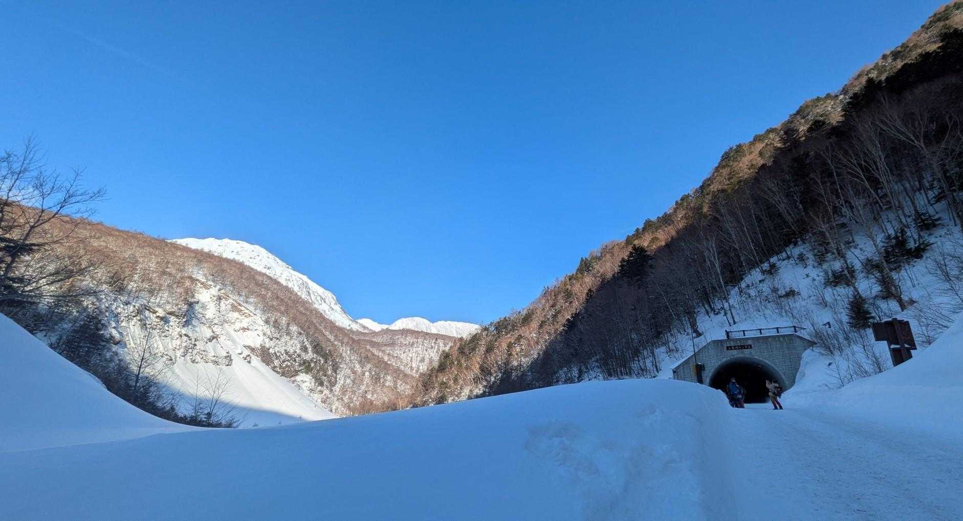 トンネルを抜けると真っ青な空と焼岳‼️