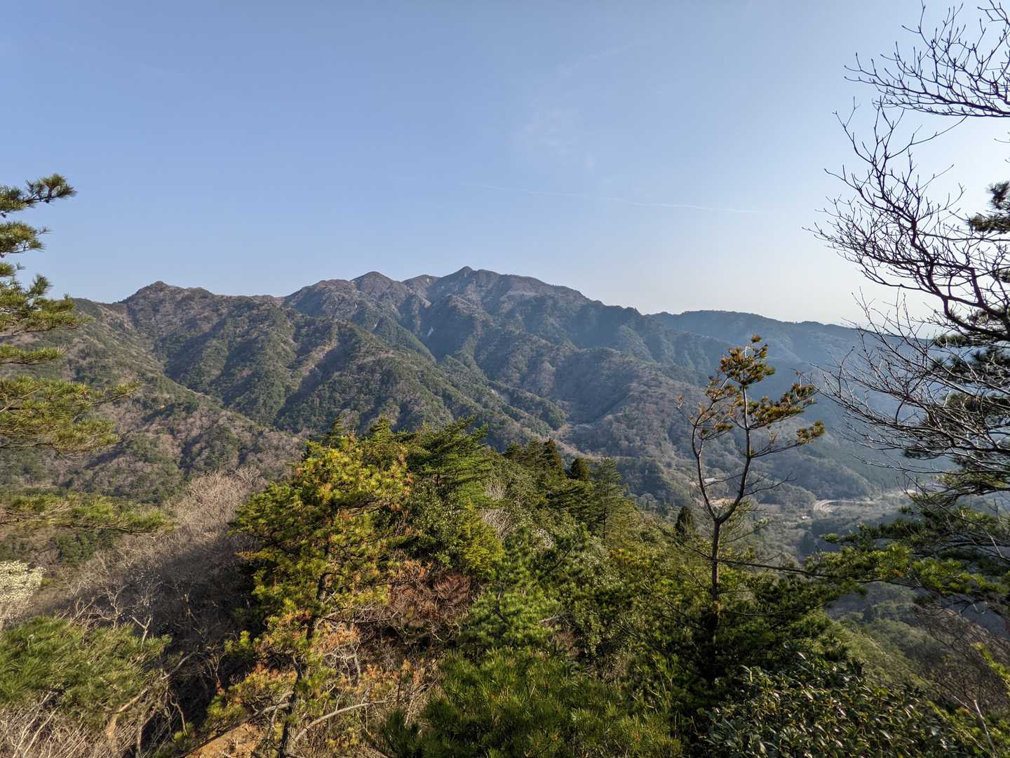 中央に釈迦ケ岳。その左にネコ岳が見えます