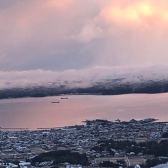 朝焼けでピンク色に染まる海