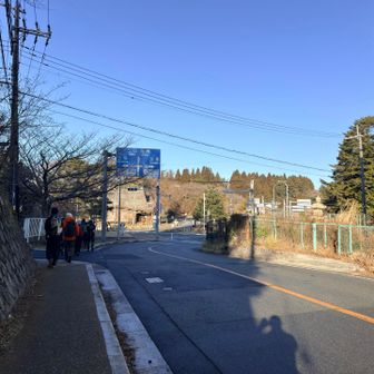 六甲ケーブル山上駅から舗装路を登り、記念碑台到着
目の前は六甲全山縦走のツアーらしいです。