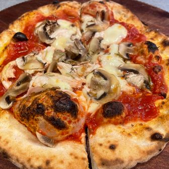 マッシュルームとチキンのトマトピッツァ🍕
朝方まで雨模様だったので、昼頃お客さんか集中したみたいです