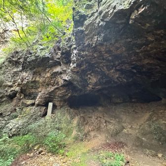 この岩屋に御堂が建っていて、このお堂を「アルマヤ堂」と呼んでいたそう。