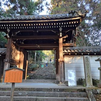 振り返って山門。