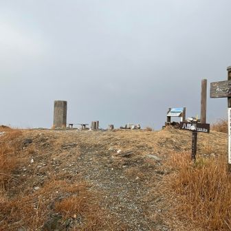ガスが晴れる様子はないので下山します