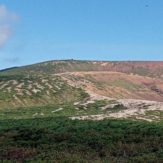 先ずは、蔵王連峰最高峰の熊野岳(1841m)に向かいます。ここの標高は既に1720mで、登り100mほどの山歩きです。