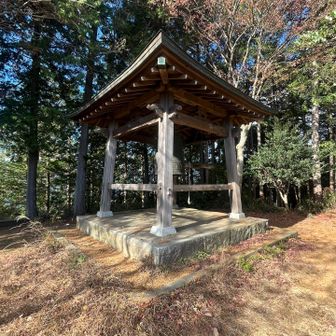 登る予定はなかったけど鐘楼と看板が出ていたので登り返して寄り道