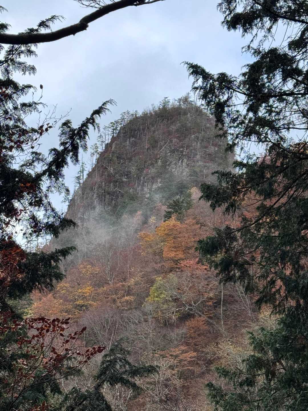 あれがさっき登った天丸山かな．，かなりの岩場だったなー、よく登れたなー。