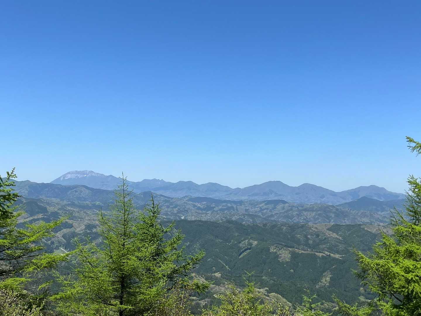 大山から蒜山三座まできれいに見えます。
カラマツの新緑も美しい！