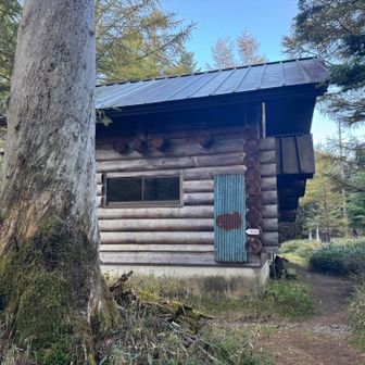 志津避難小屋に到着