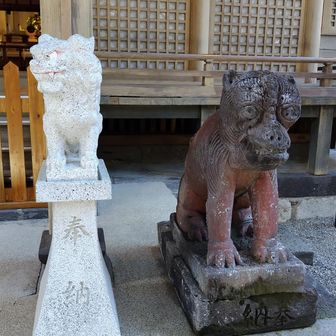 右の狛犬