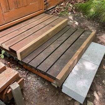 小屋の入口の階段
副代表さんが修繕してくれました。