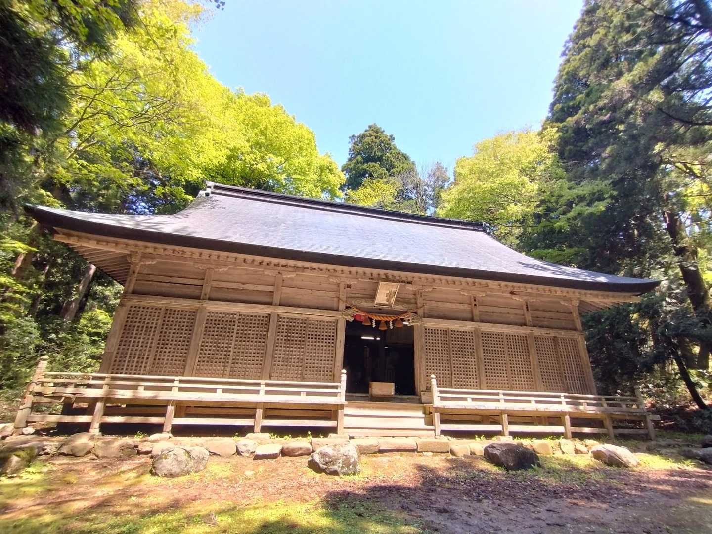 ここから石動山
伊須流岐比古神社社殿
扉が開いている😳ゴールデンウィークだから？
滅多にないこと、ラッキー👏
参拝🙏