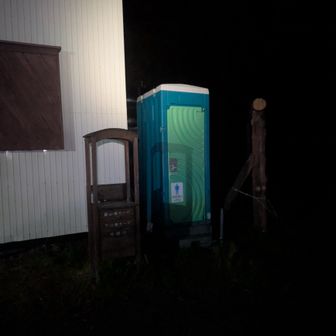 トイレあり、夏休みだし車停められるか？と思って2.5キロ下夏期駐車場に停めたのですがトイレもあるし管理所脇に20台くらい、その横に30〜40台ぐらいは停められるので夜中にくれば多分停められそうでした。夏期駐車場もこの日は7割ぐらいでしょうか。