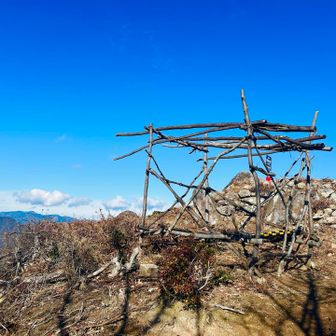 角尾山に到着❗️
バーゴラがお迎え✌️
「kazponさん、本日の宿ですよ🏨」