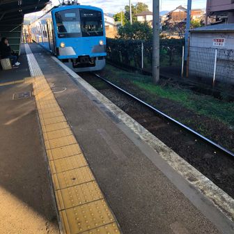 朝に下りた太郎坊前駅。電車が来るまでここでも読書しました。