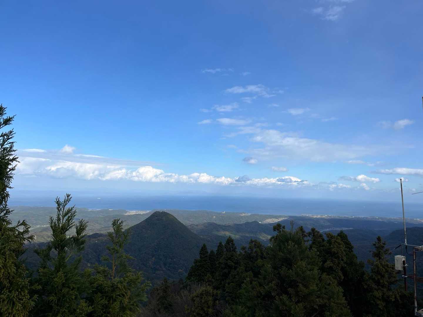 両子山の展望台からの眺め✨
国東の海が見渡せて絶景🤩
別府湾や高崎山や、反対側は由布岳方面も見渡せます😃